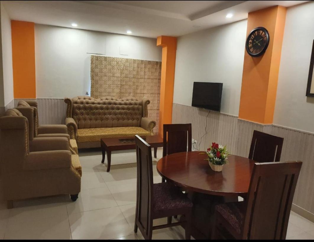 Hak Mall Suites And Apartments Равалпинди Екстериор снимка