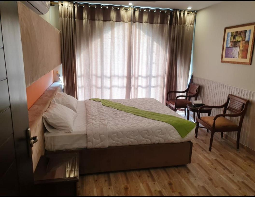 Hak Mall Suites And Apartments Равалпинди Екстериор снимка