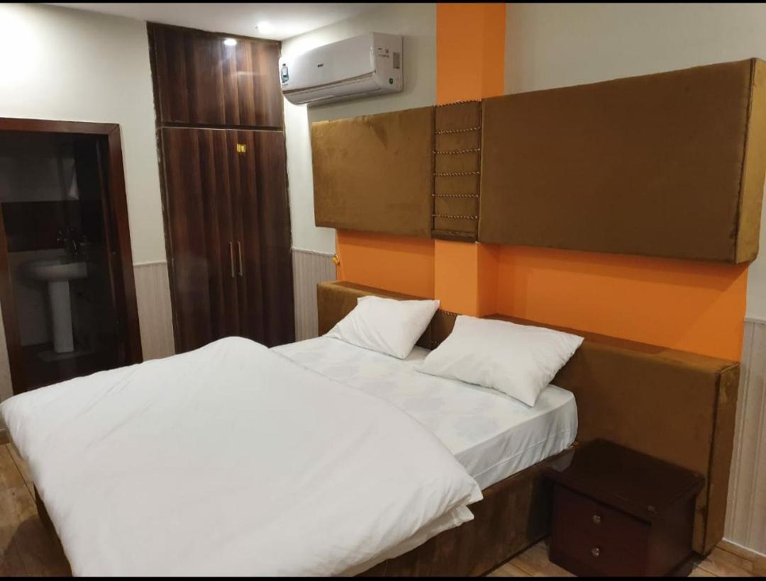 Hak Mall Suites And Apartments Равалпинди Екстериор снимка