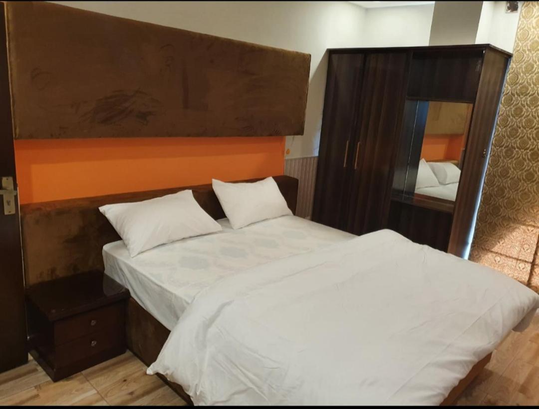 Hak Mall Suites And Apartments Равалпинди Екстериор снимка