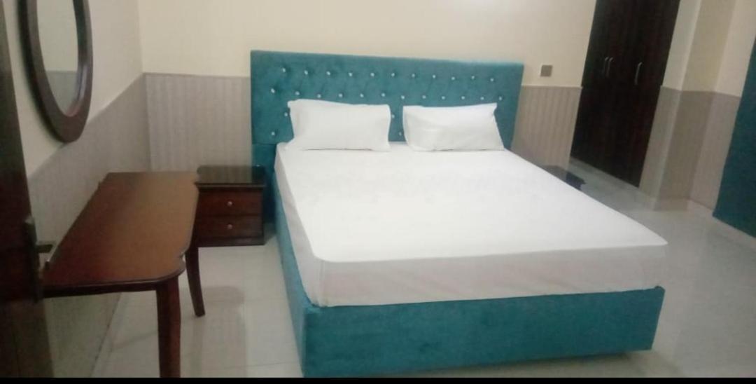 Hak Mall Suites And Apartments Равалпинди Екстериор снимка