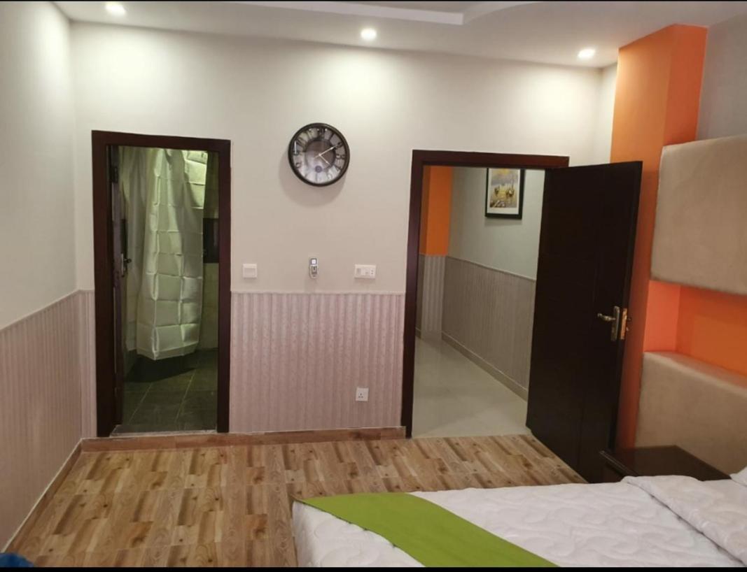 Hak Mall Suites And Apartments Равалпинди Екстериор снимка