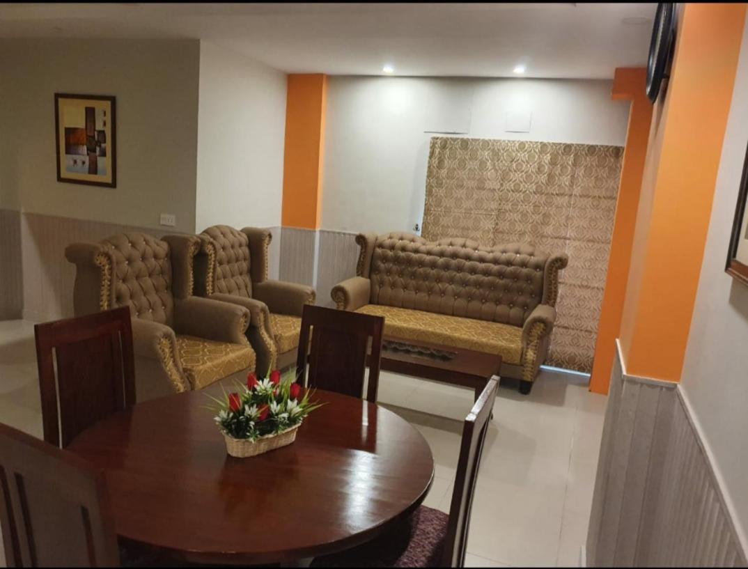 Hak Mall Suites And Apartments Равалпинди Екстериор снимка