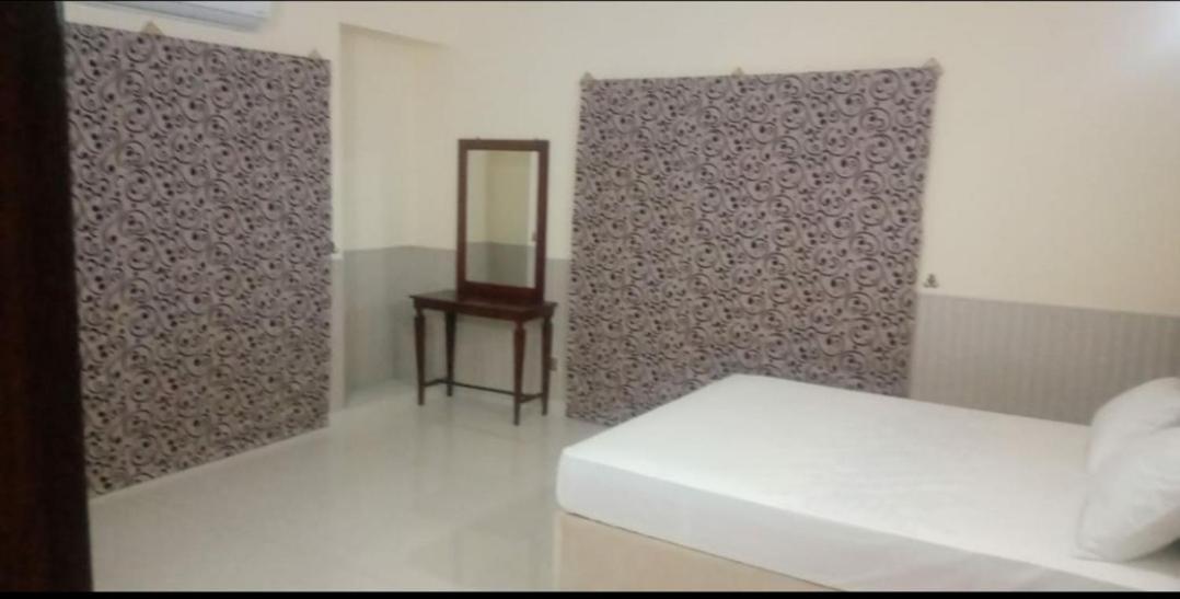 Hak Mall Suites And Apartments Равалпинди Екстериор снимка